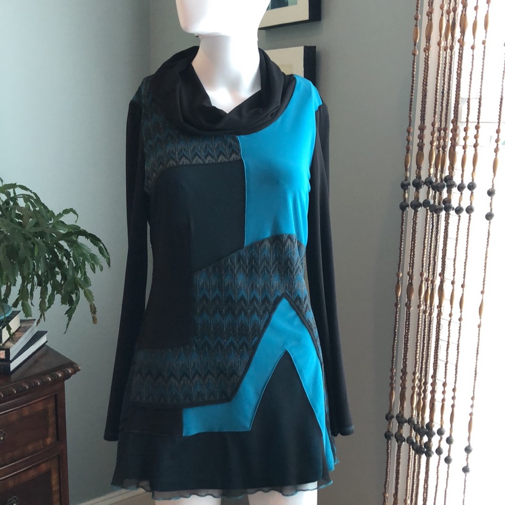 Frank Lyman tunic in stunning aqua blue and black